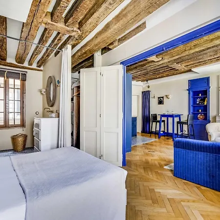 Authentic 1br 3p - Notre Dame Apartment *